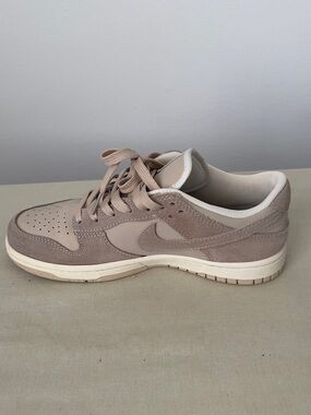 Nike Low-Top Sneaker in Taupe and Cream